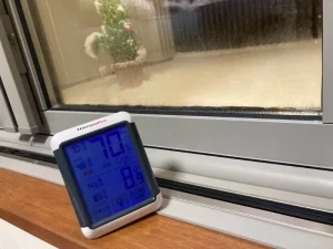 窓のそばはやっぱり寒い